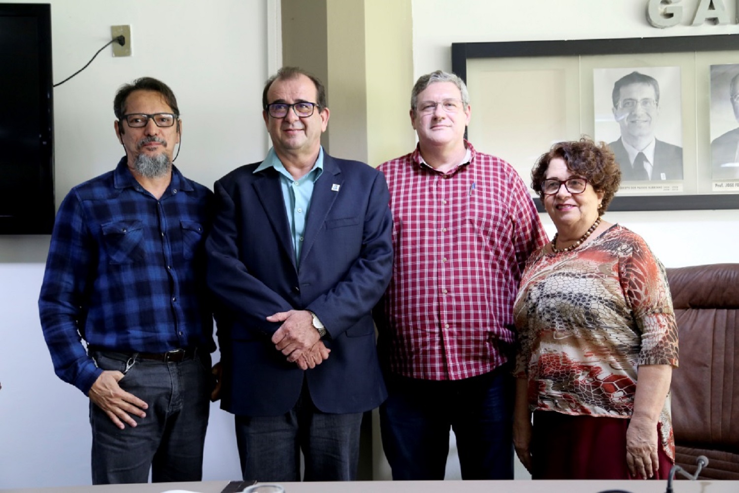 Substituindo Itamar Freitas (1º da esquerda para a direita), Carlos Garcia assume a presidência da Fapese por 02 anos