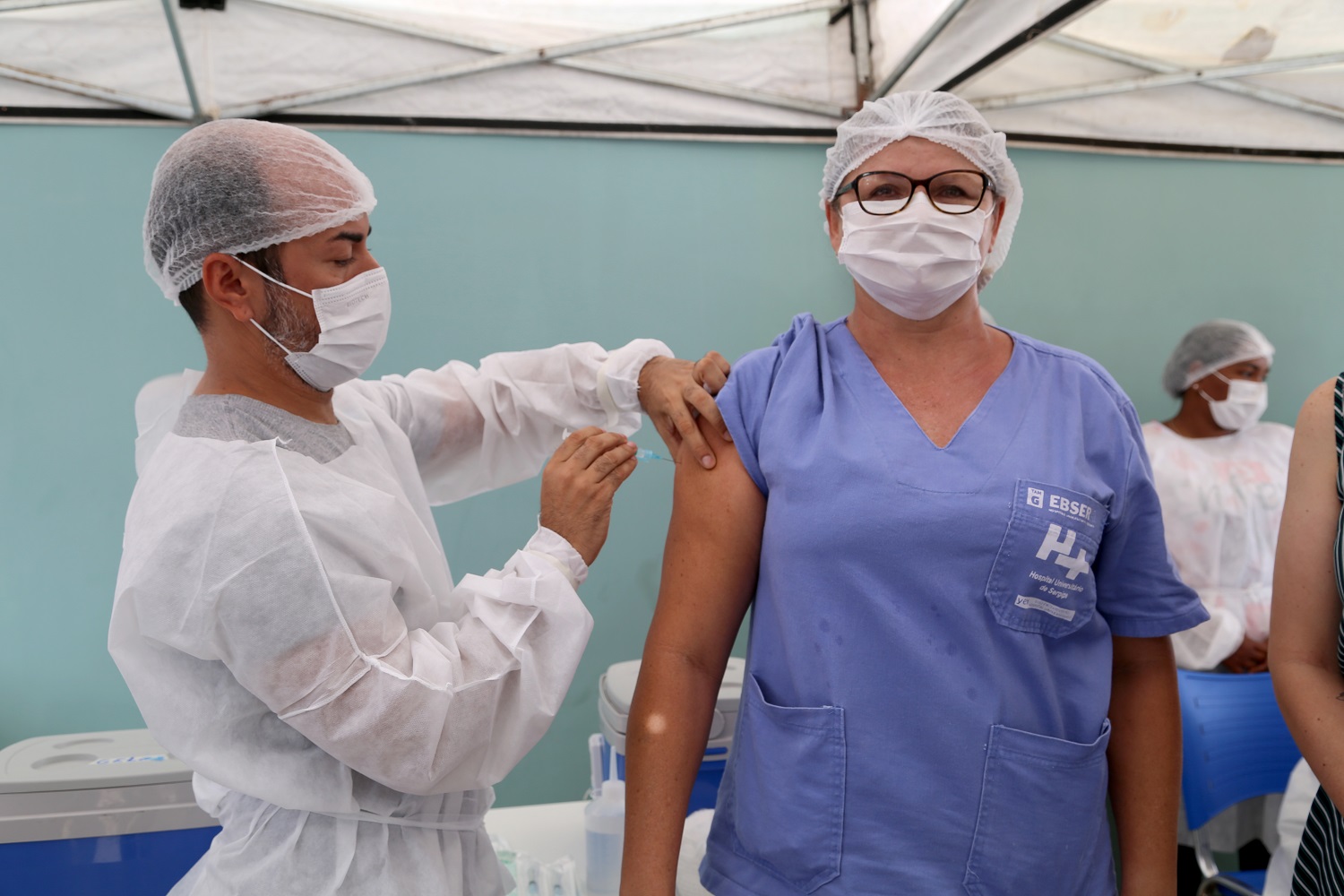 Eliana Reis, técnica em enfermagem, foi a primeira profissional vacinada