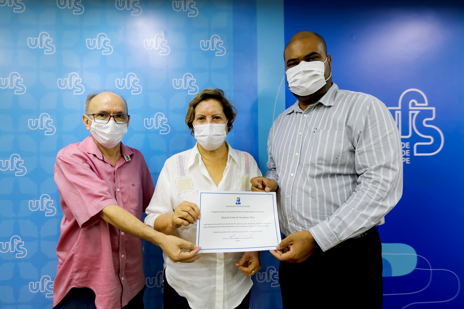 Entrega de certificado para a senadora Maria do Carmo. (foto: Schirlene Reis/Ascom UFS)